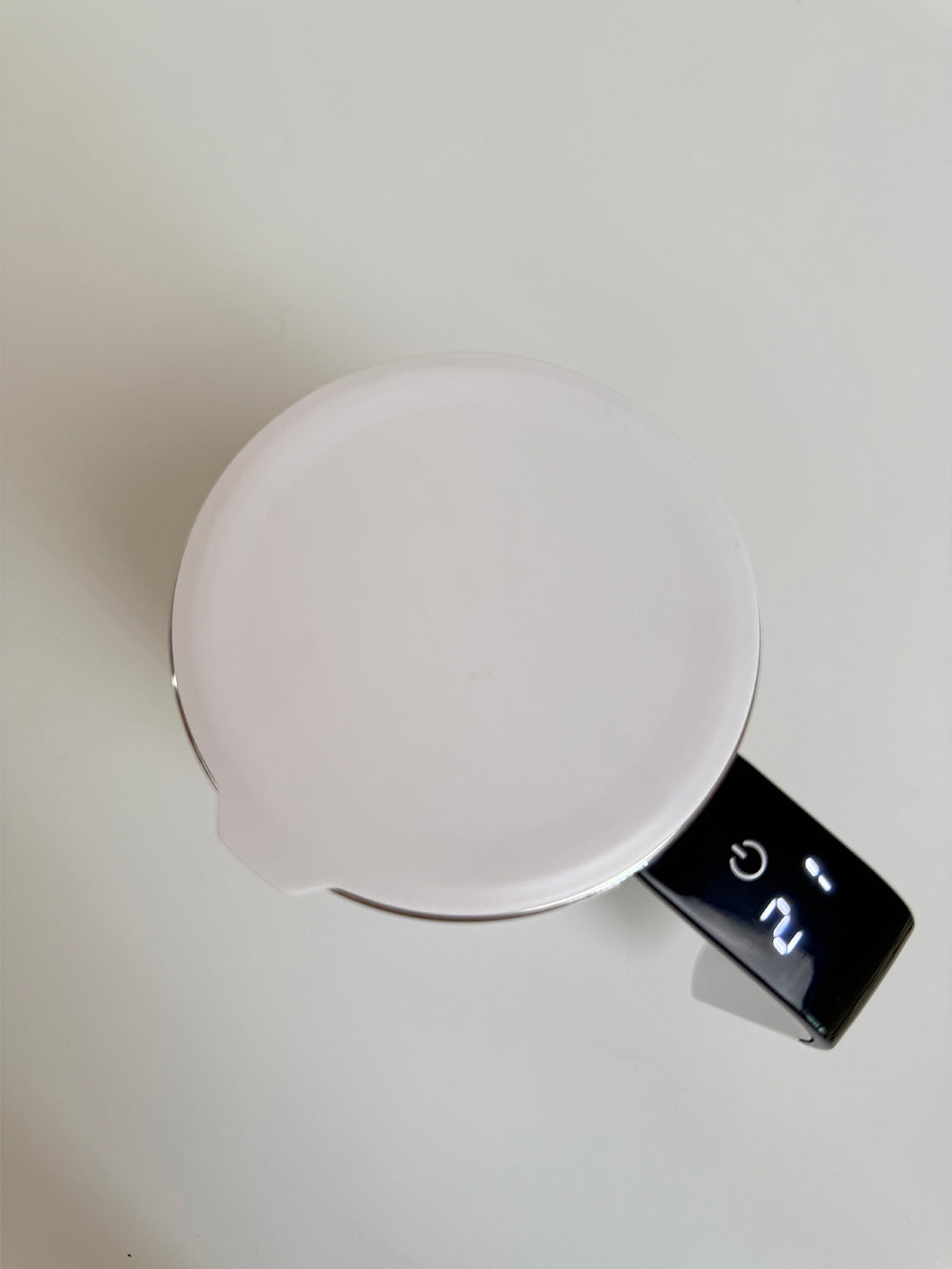 Stainless steel thermos cup with handle, anti-tipping, magic suction cup to prevent tipping.