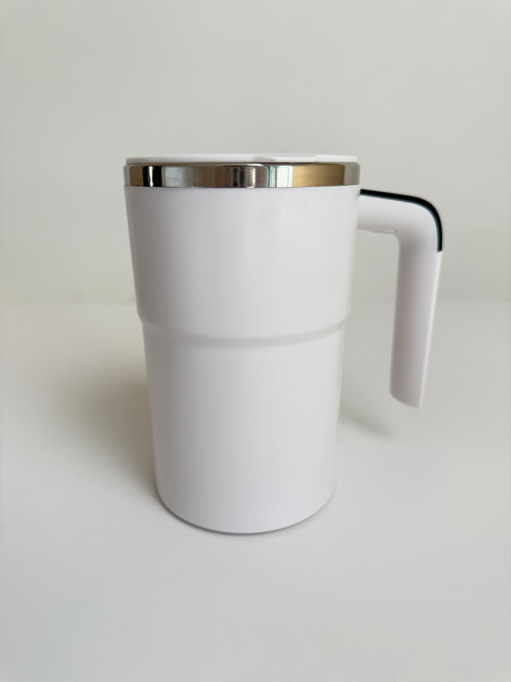 Stainless steel thermos cup with handle, anti-tipping, magic suction cup to prevent tipping.