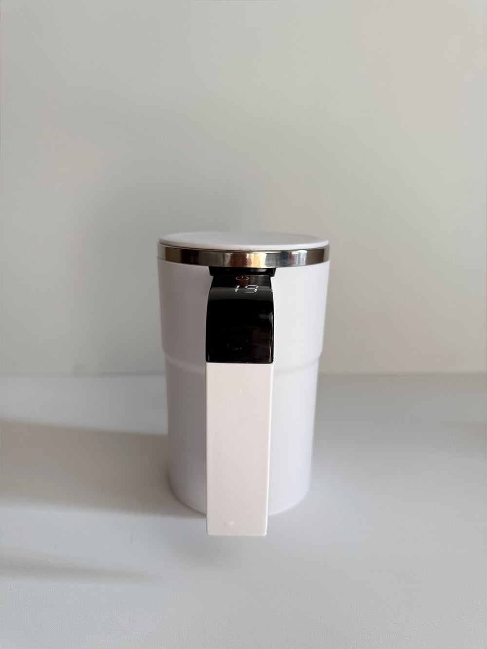 Stainless steel thermos cup with handle, anti-tipping, magic suction cup to prevent tipping.