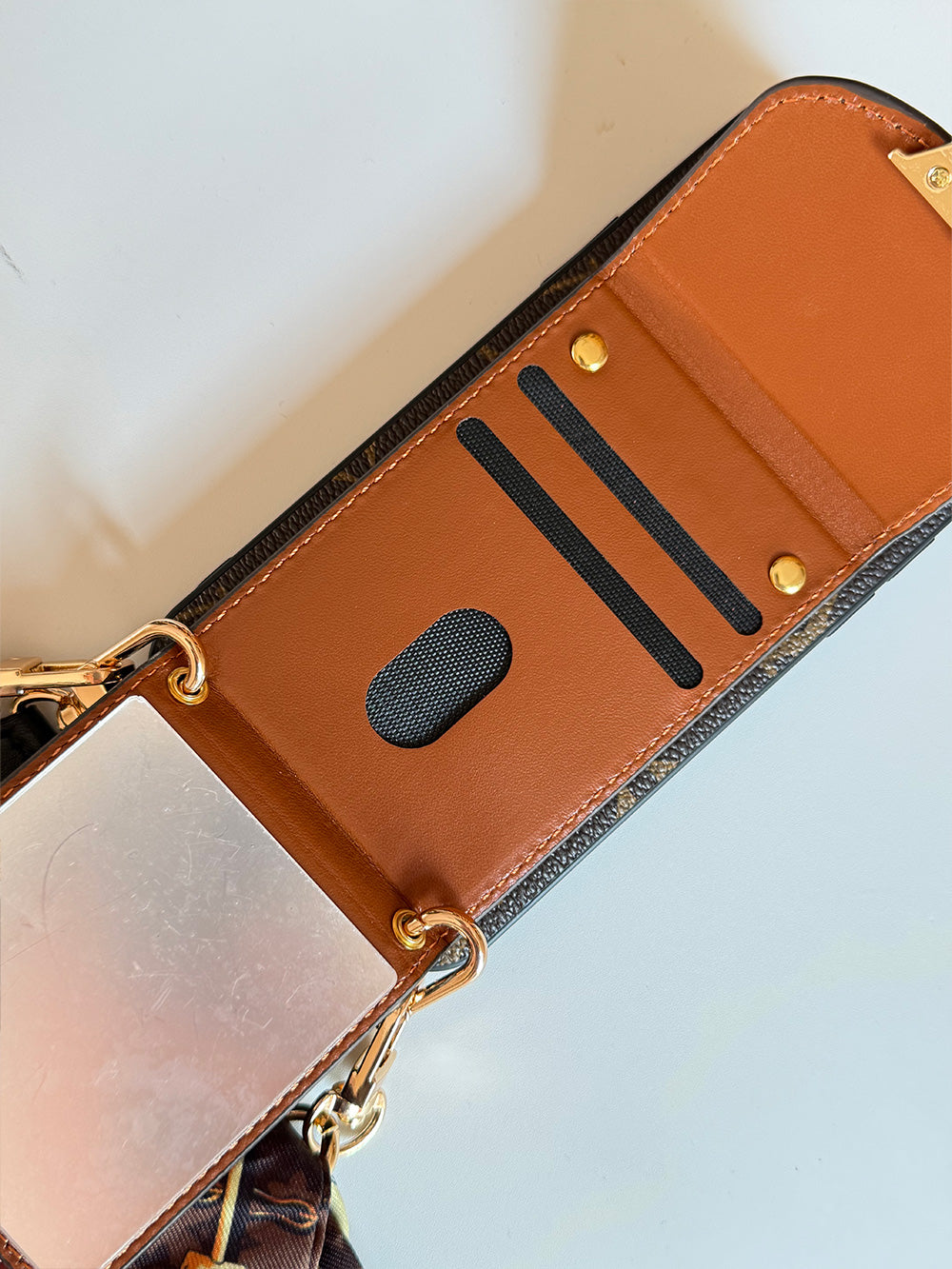 Brown iPhone case 2002 | Accordion card holder (subject to the video)